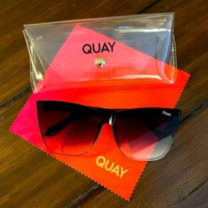 Quay Come Thru Sunglasses in Black/Fade.  Like New!